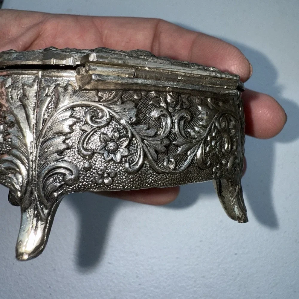 VTG Silver Plated Victorian Romance Trinket Box With Feet‎ Red Velvet Inside